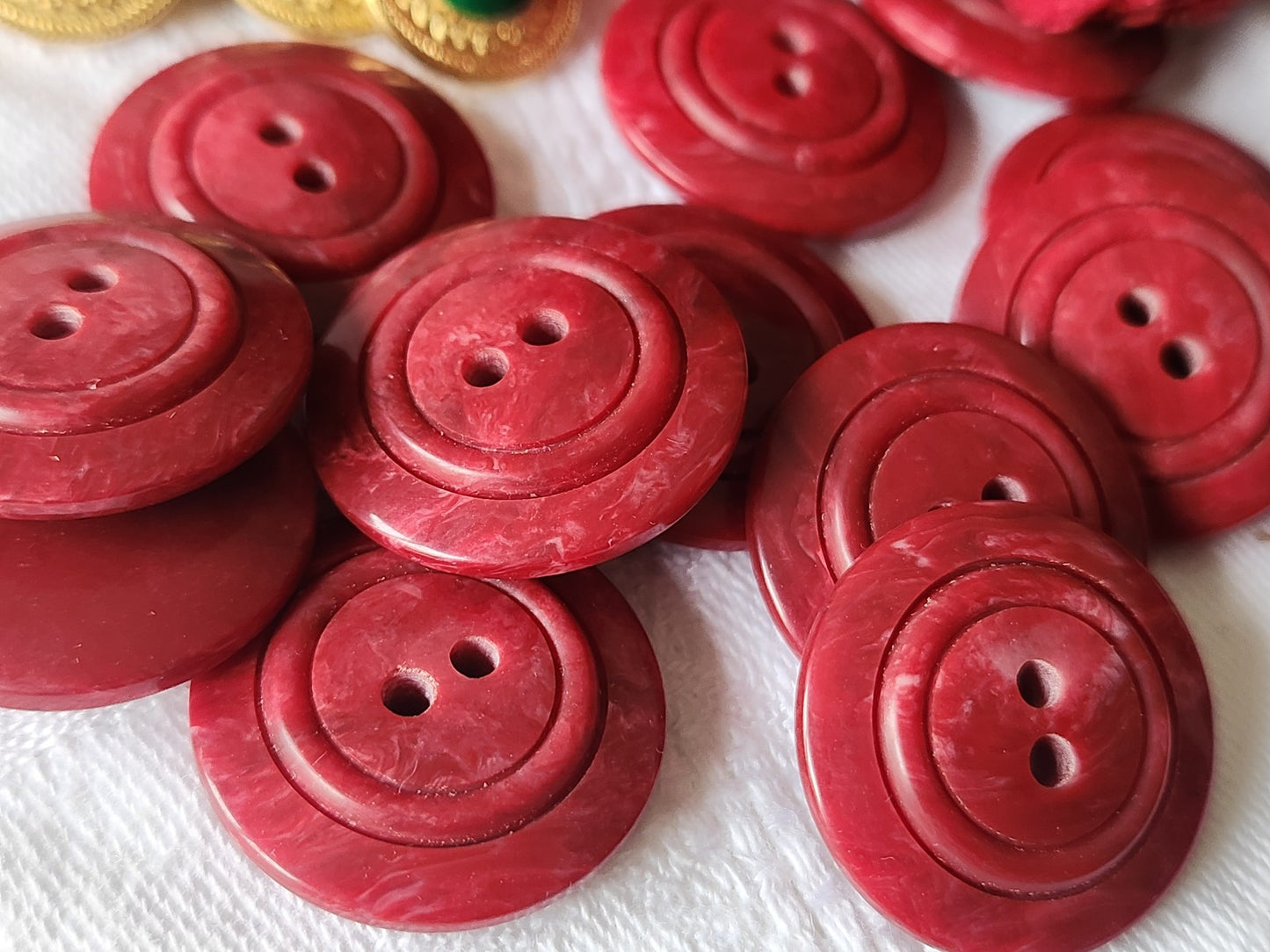 Lot 6  boutons vintage rouge veiné camaieu trous  2,2 cm ref 5855