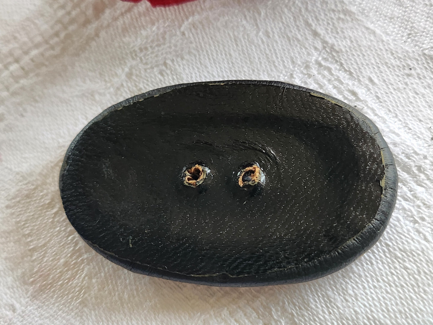 Enorme bouton ancien en  cuir  ovale noir 5,5 cm sur 3,4 cm ref 4993