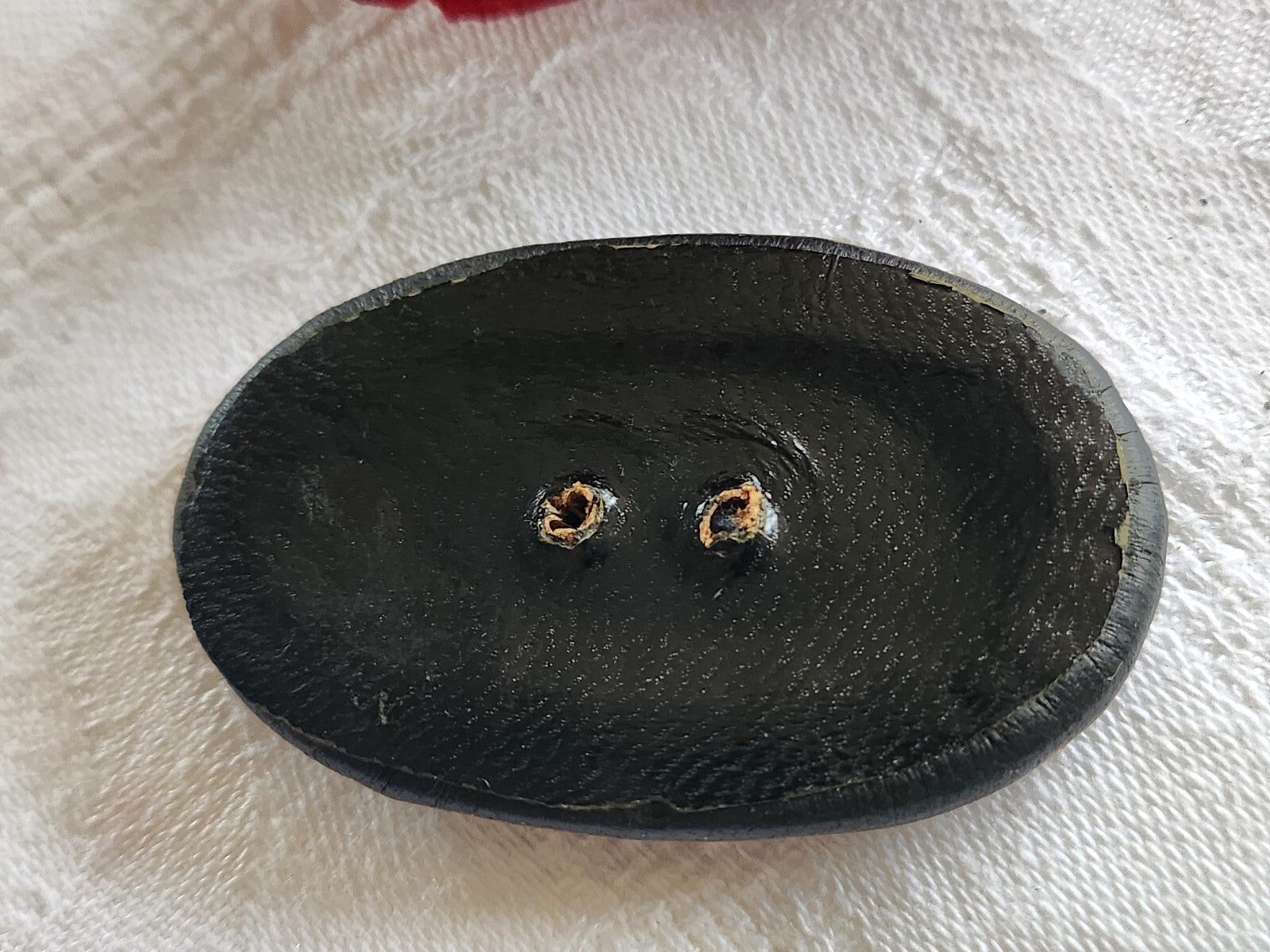 Enorme bouton ancien en  cuir  ovale noir 5,5 cm sur 3,4 cm ref 4993
