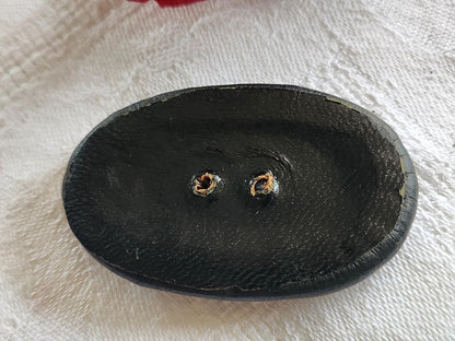 Enorme bouton ancien en  cuir  ovale noir 5,5 cm sur 3,4 cm ref 4993