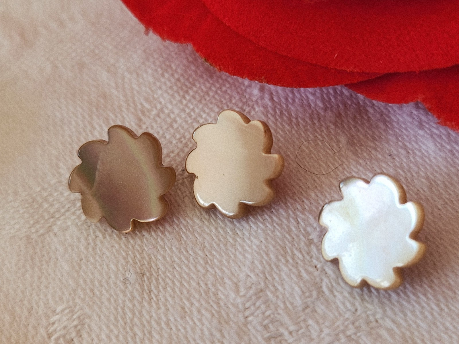 Trio boutons anciens en nacre travaillé marron trés clair 1,1 cm G2A
