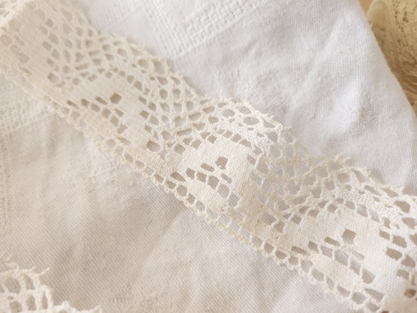 Dentelle ancienne fait  jolie large 1 mètre 50  sur 3,9 cm T1-20
