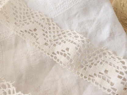 Dentelle ancienne fait  jolie large 1 mètre 50  sur 3,9 cm T1-20