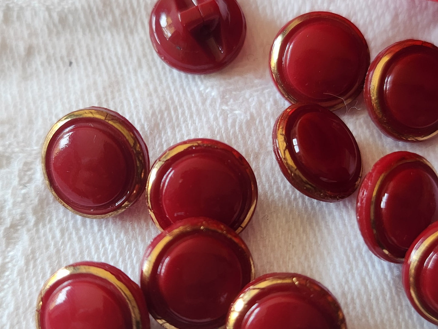 Lot 15 mini boutons vintage en verre rouge doré 1,1 cm ref 6041