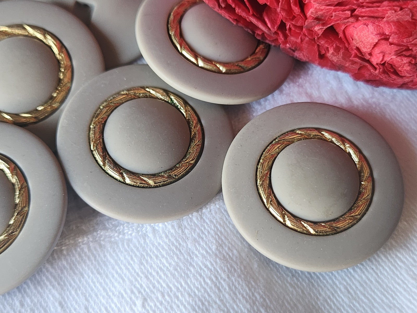 Lot 6 gros  boutons vintage  mat pied doré 3 cm ref 5549