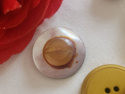 Gros bouton en nacre travaillé pied 2,5 cm ou 25 mm  ancien vintage G3G