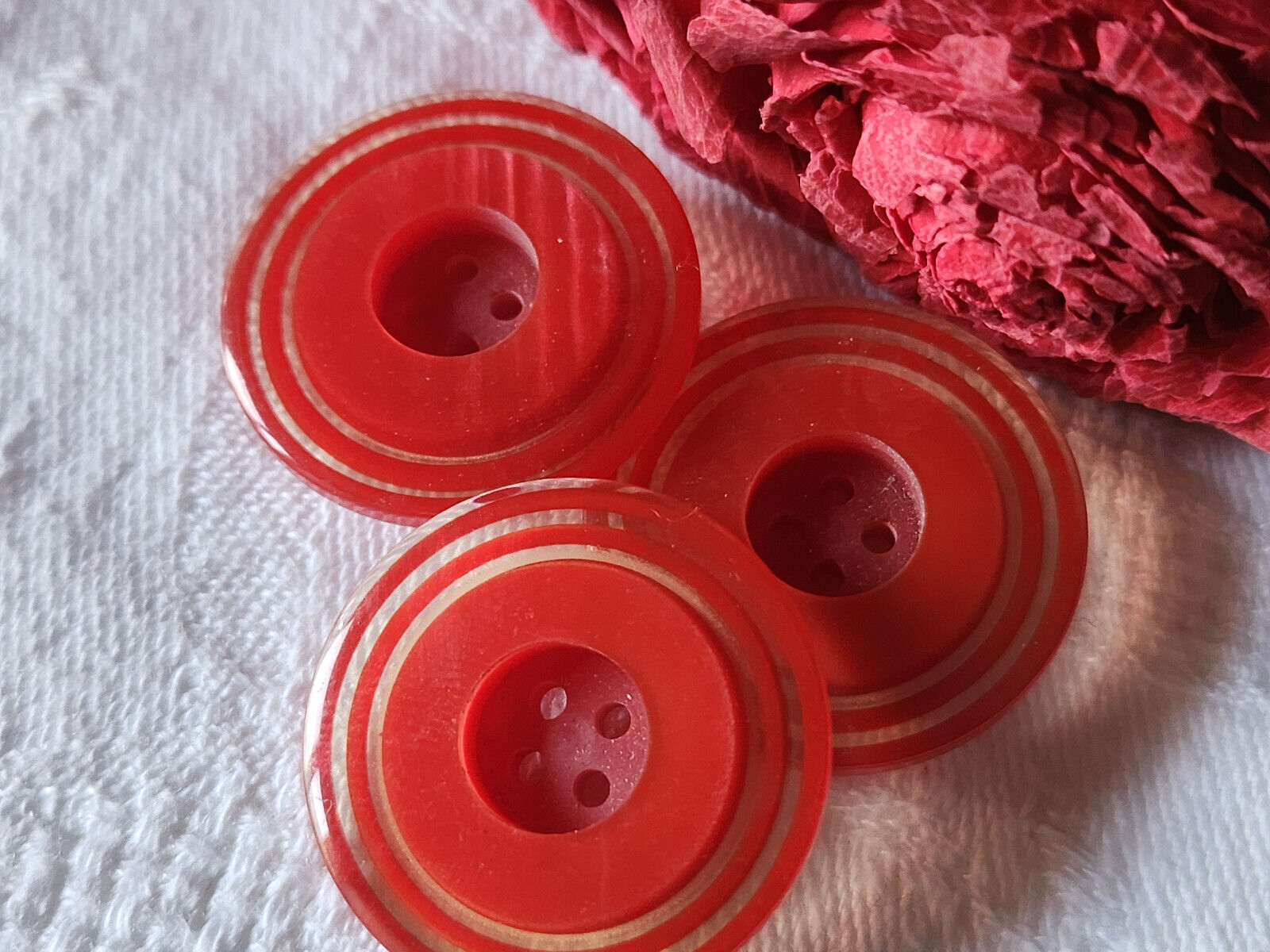 Trio boutons vintage rouge bord transparent 2,5 cm ref 3271