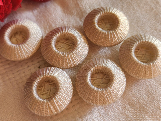 Lot 6 boutons vintage blanc passementerie ancien  pied  2,2 cm ref 1657