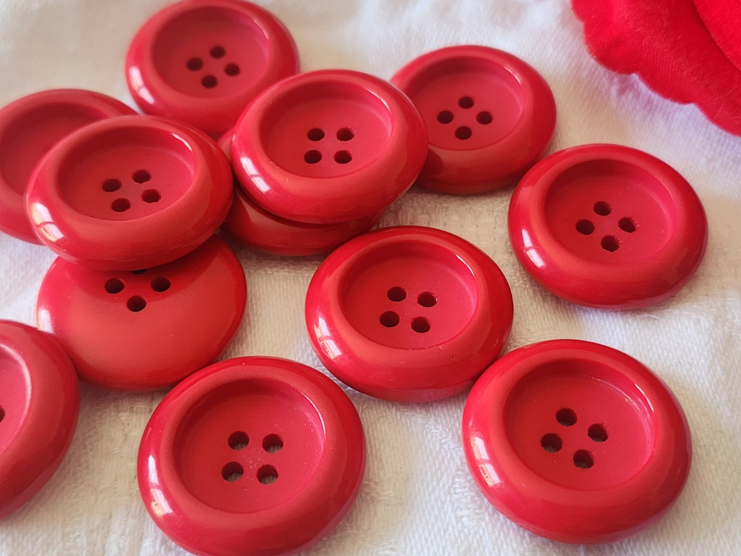 Lot 6 gros boutons vintage rouge épais à trous 2,5 cm ref 6103