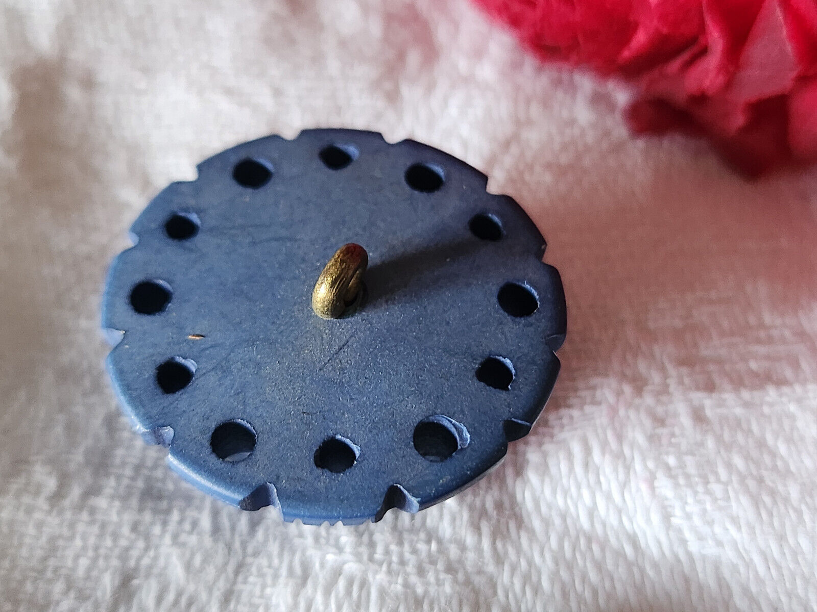 Gros bouton ancien collection bleu sculpté joli ajouré 2,6 cm ref 3162