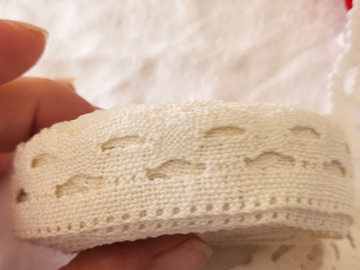 Dentelle ancienne blanche large 5 mètre 50  sur 2,2 cm   T2-12