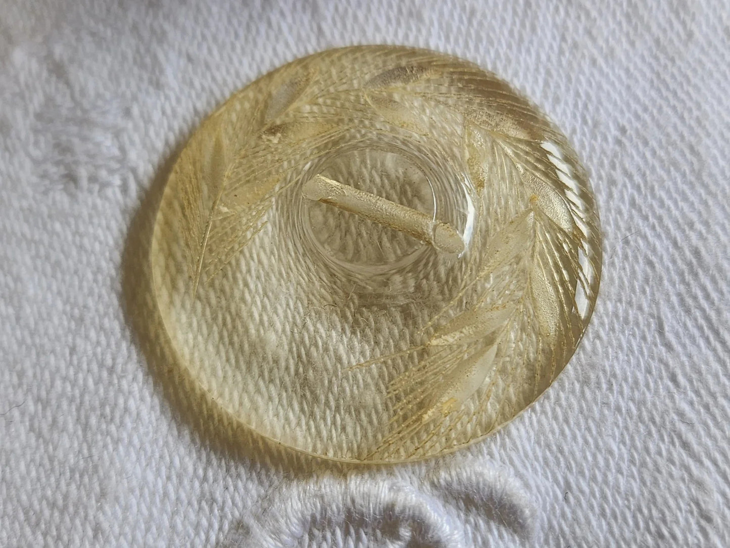 Gros bouton ancien lucite plexis épis de blé à pied jaune 3,1 cm ref 1391