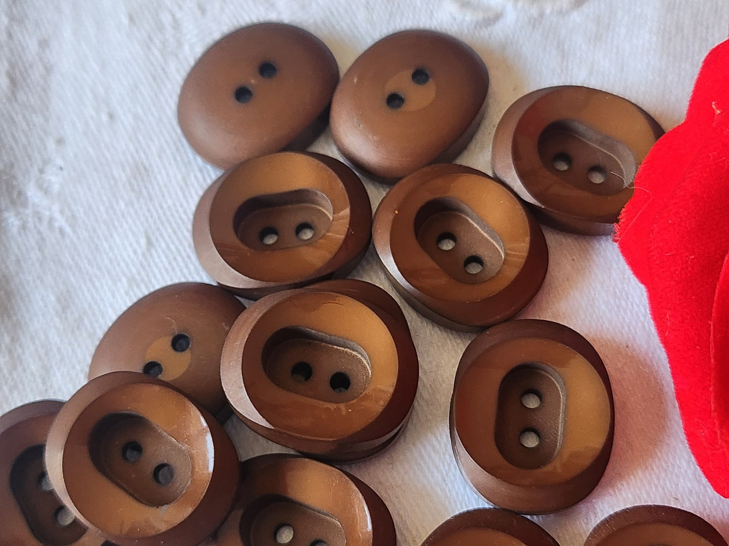 Lot 14 boutons vintage marron ovale 1,7 sur 2,2 cm épais trous ref 432
