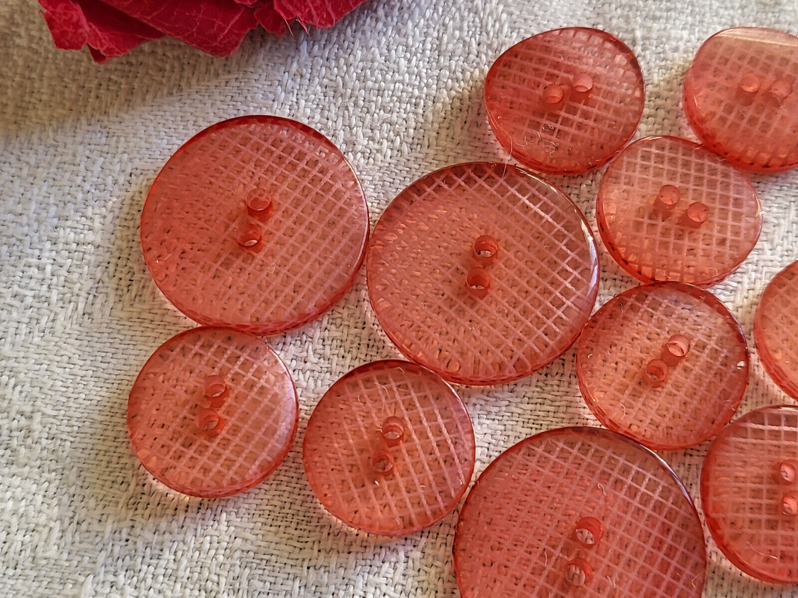 Lot 14 boutons vintage rouge rosé quadrillé panaché 1,3 et 1,8 cm ref 2479