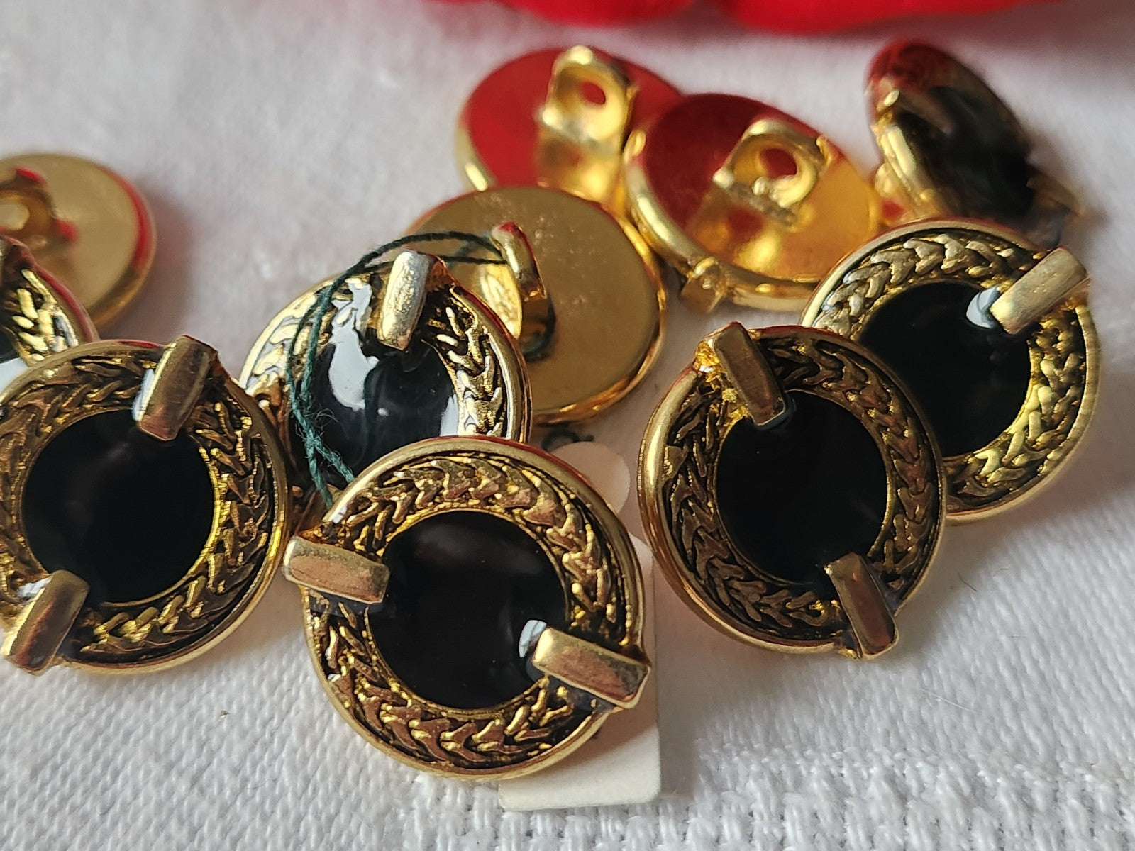 Lot 6 boutons en métal  vintage noir doré 1,8 sur 2 cm pied superbe ref 1633