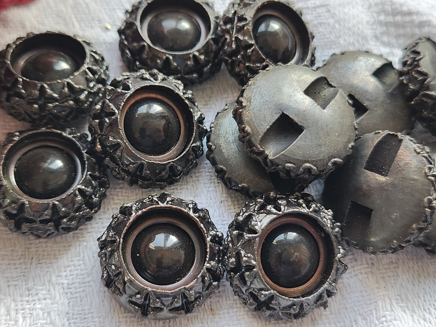 Lot 5 boutons vintage noir marron travaillé  à pied 1,9 cm ref 1423