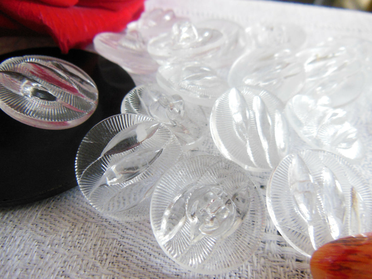 Lot 10 boutons anciens en verre travaillé  transparent 1,8 cm ref 4009 **