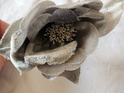 Grosse fleur ancienne gris  montée sur broche velours 10 cm sur 7 cm T0-04