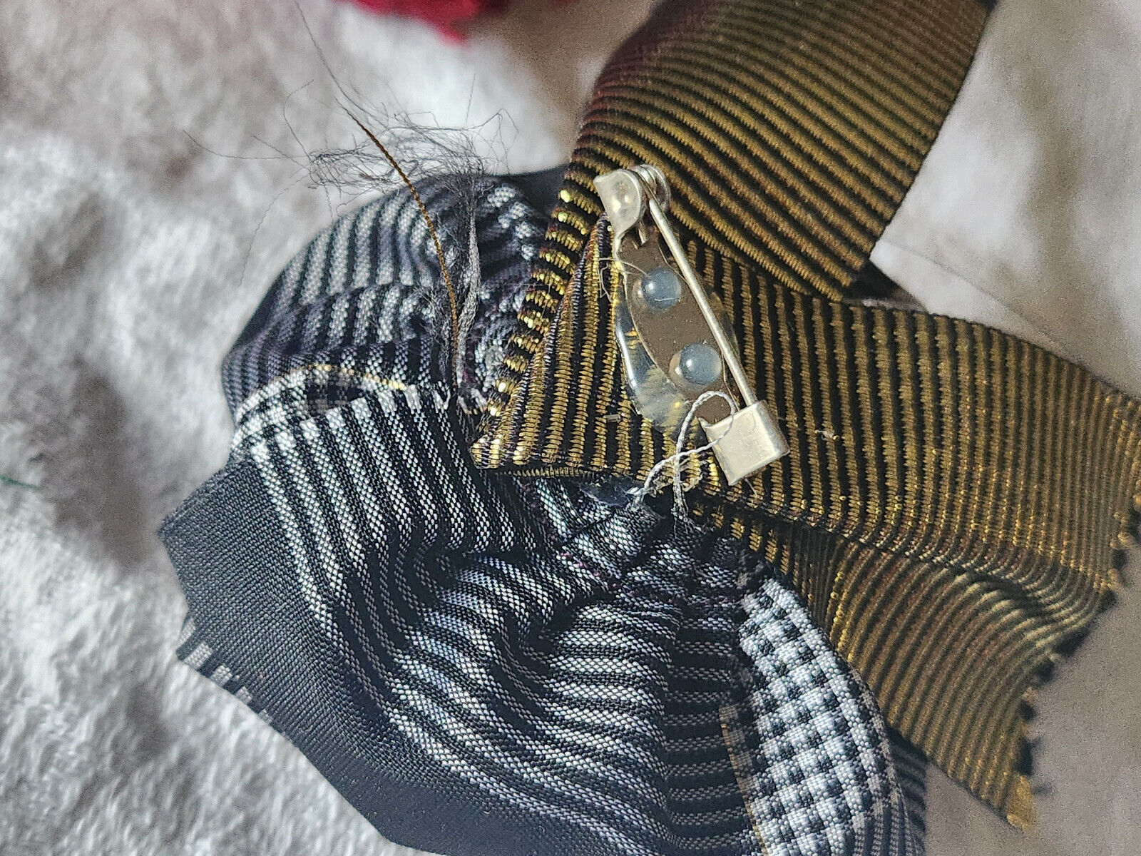 Fleur ancienne tissu quadrille gris doré montée sur broche modiste T0-52