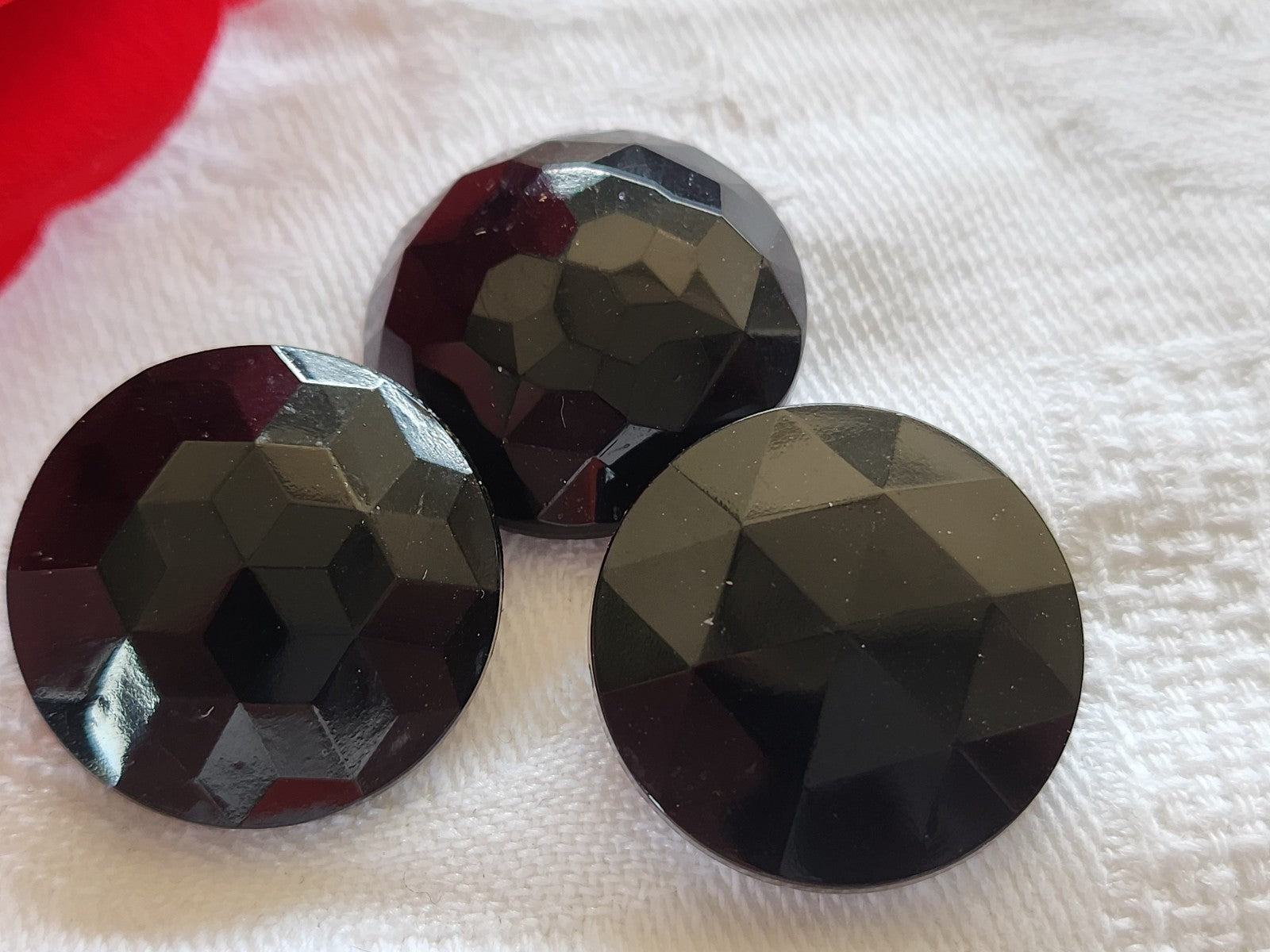 Trio  boutons anciens en verre noir à facette panaché pied 2,2 cm ref 2041