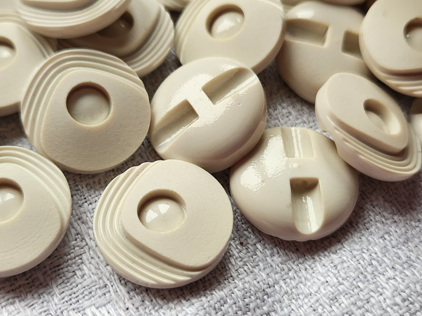 lot 16 boutons vintage créme travaillé à pied 1,7 cm ref 4960