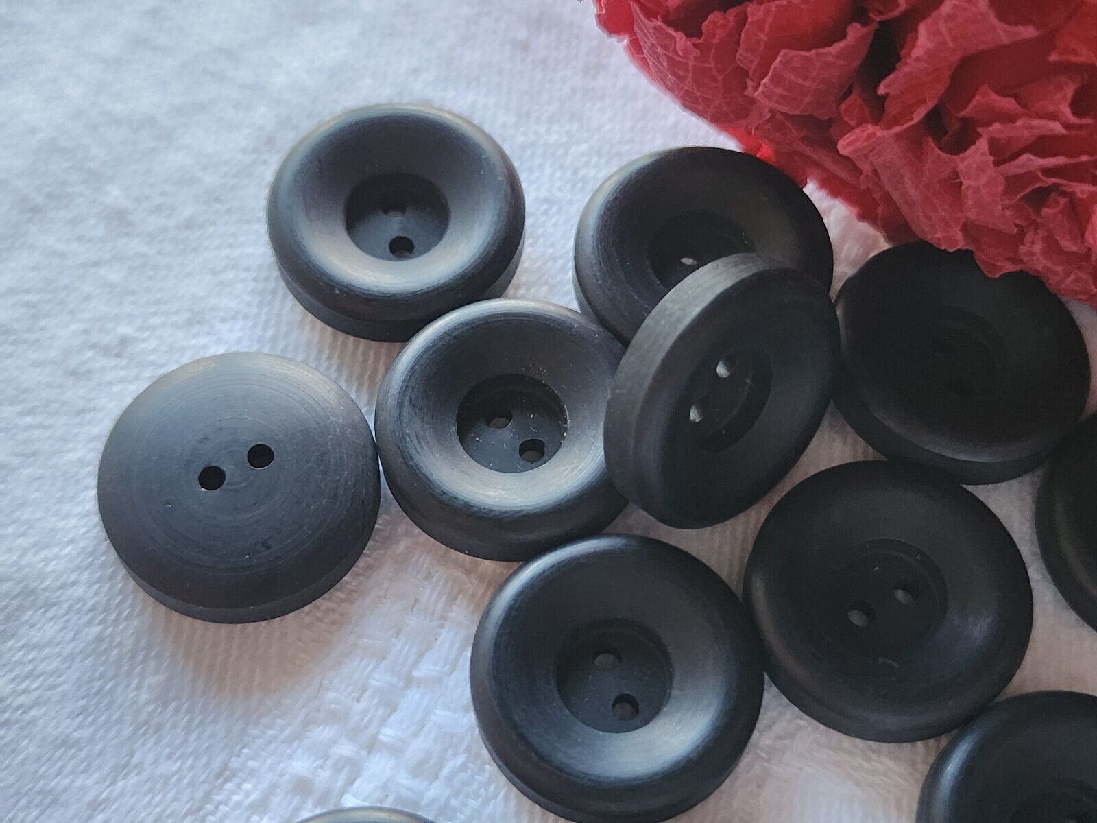 Lot 12  boutons vintage noir mat épais à trous 1,7 cm ref 5091
