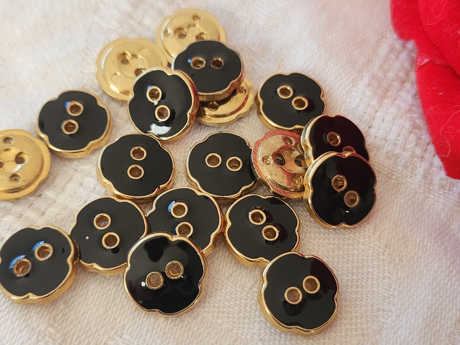 Lot 18 boutons vintage acrylique trous noir fleur 1,2 cm ref 6075