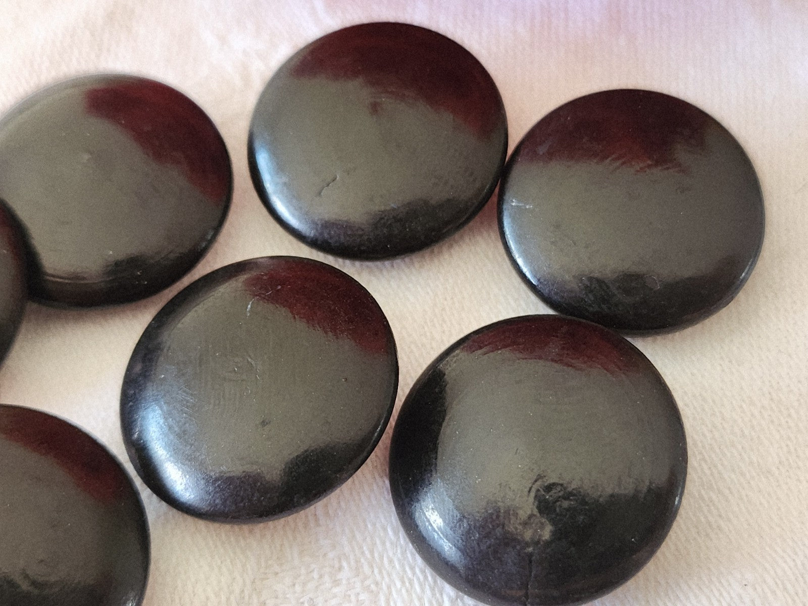 Lot 7 boutons anciens en bois  noir à pied 2,1 cm ref 3890