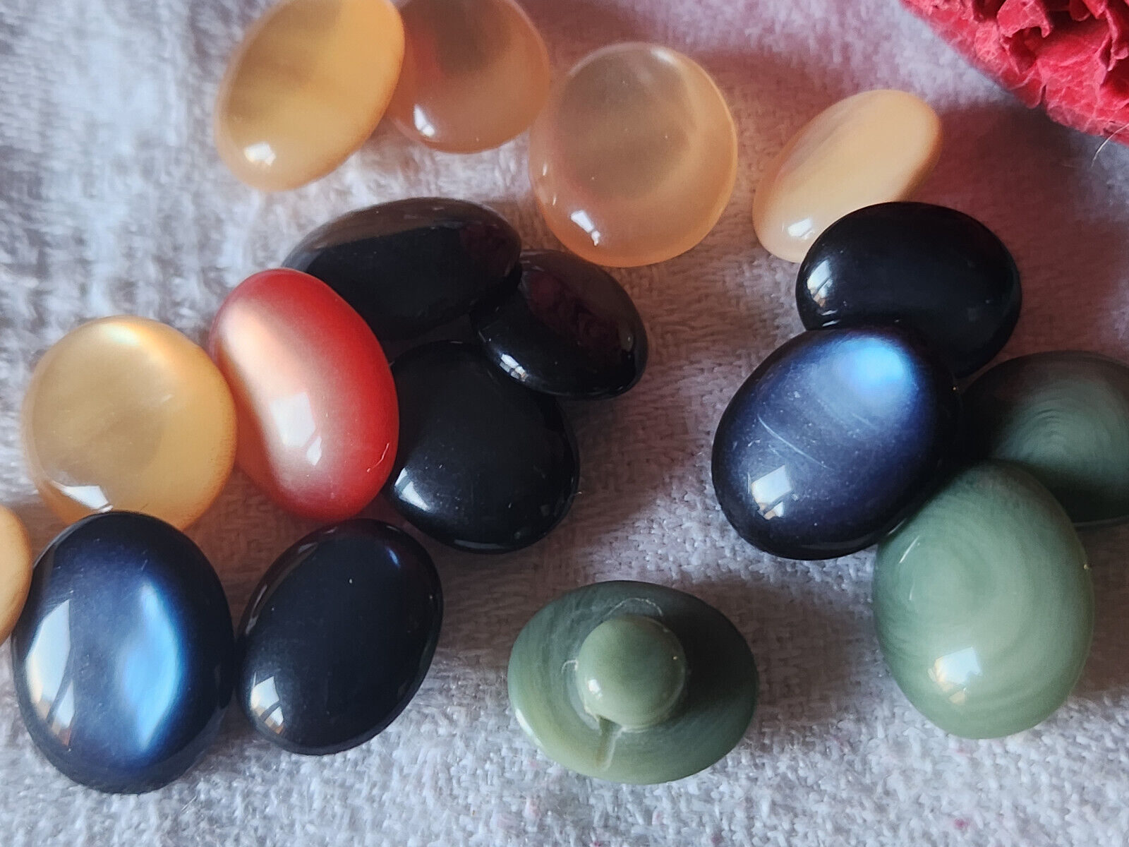 Lot 17  boutons vintage panaché ovale  1 sur 1,3 à 1,6 sur 1,3 cm  ref 5850