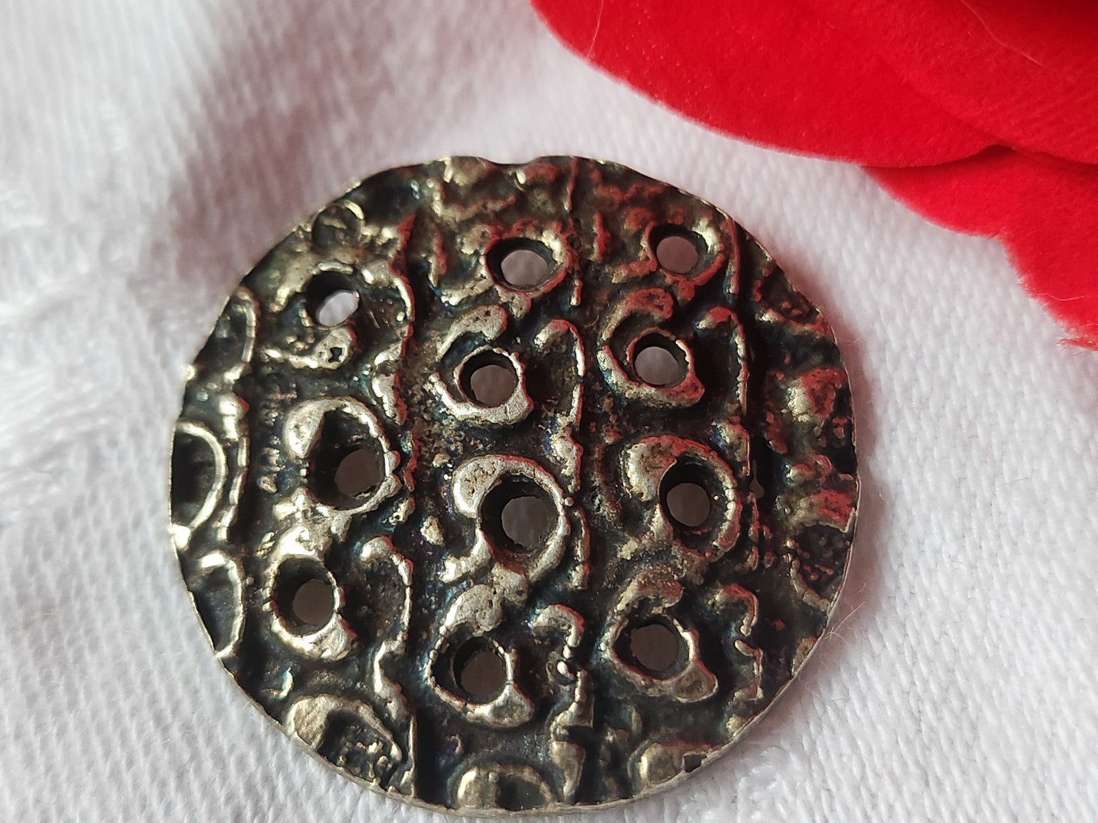 Superbe bouton vintage en métal ajouré 3 cm volume G13D
