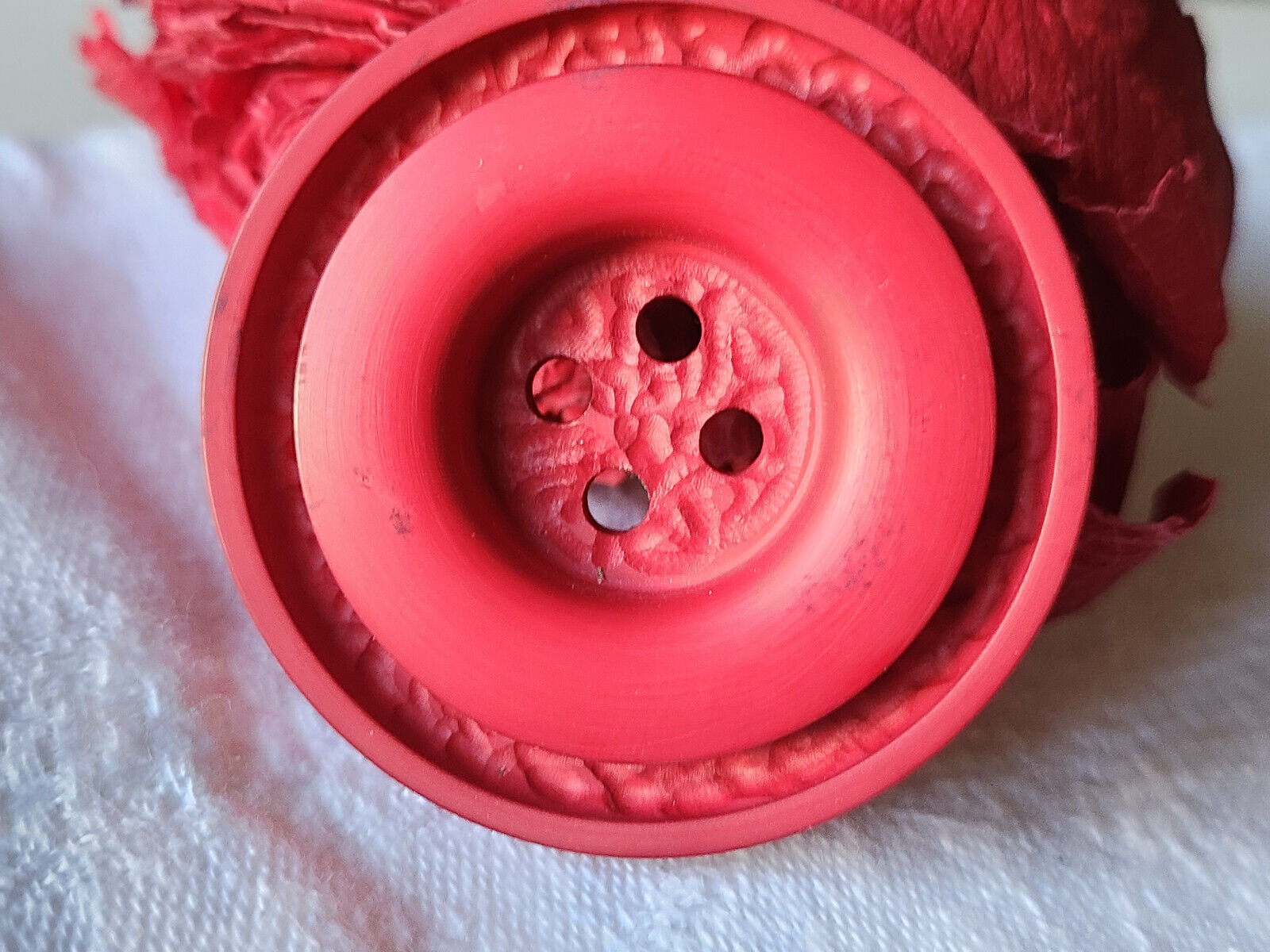 Gros bouton vintage rouge mat travaillé épais trou 4,3 cm / 43 mm XXL ref 5800