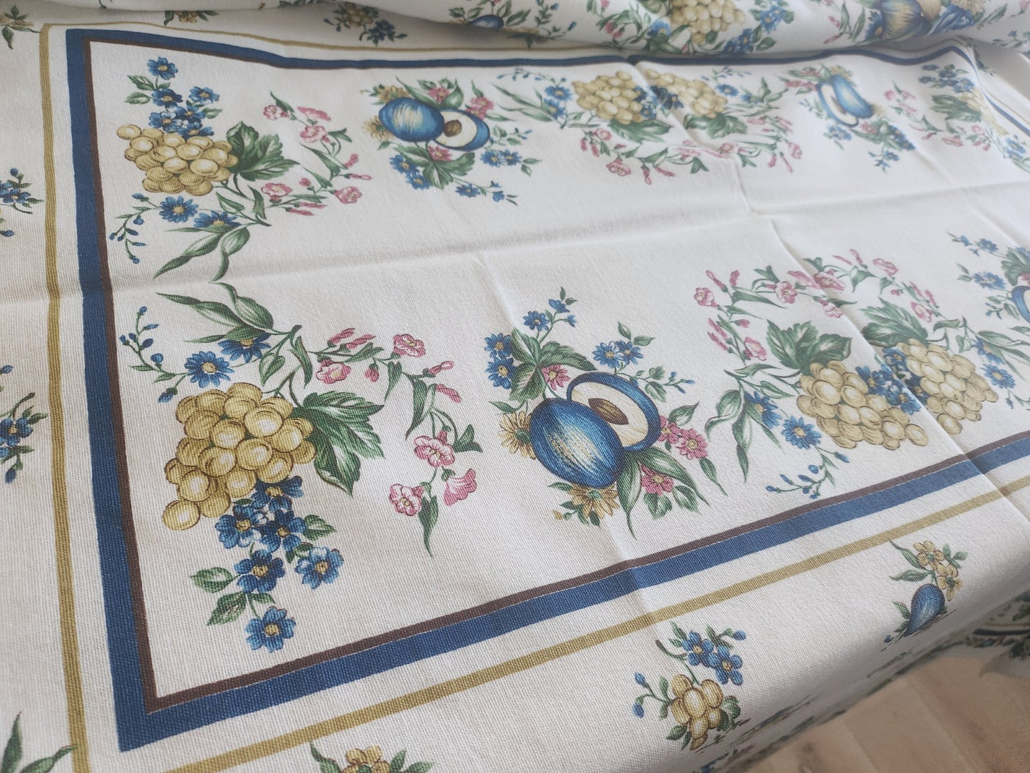 Nappe vintage motif fleur bleu 162 cm sur 134 cm coton rectangle B5