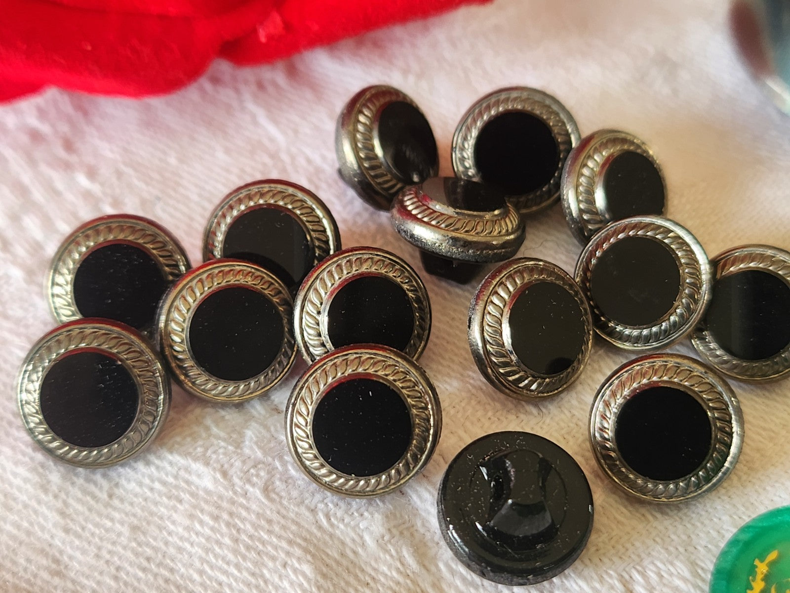 Lot 7  boutons anciens en verre noir argenté vintage 1,1 cm ou 11 mm ref 6403