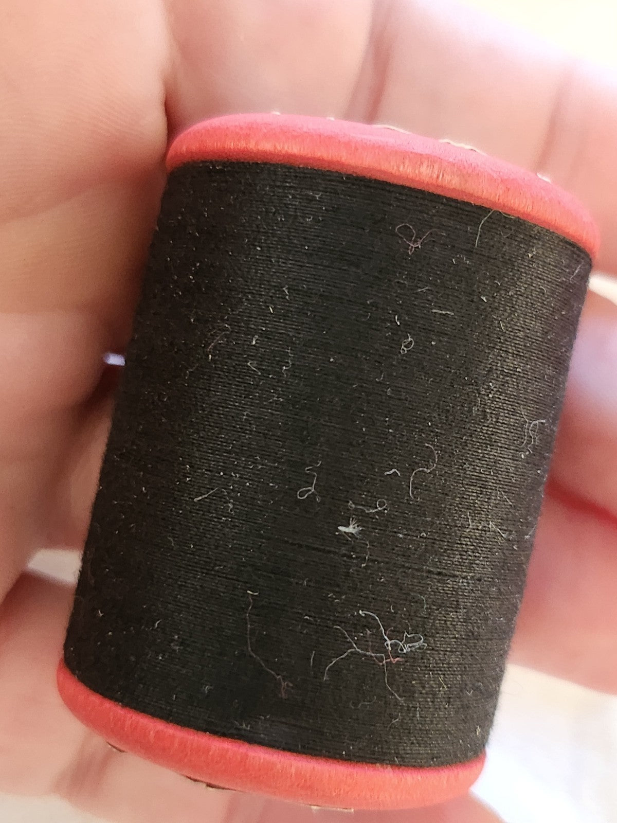 Boine ancienne en bois rouge fil noir mercerie poids: 35 grammes
