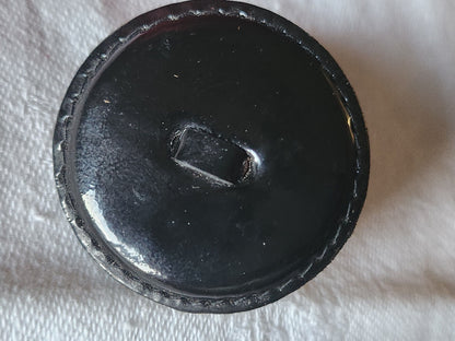 Gros bouton ancien en cuir verni 3,7 cm parurier collection ref 1737