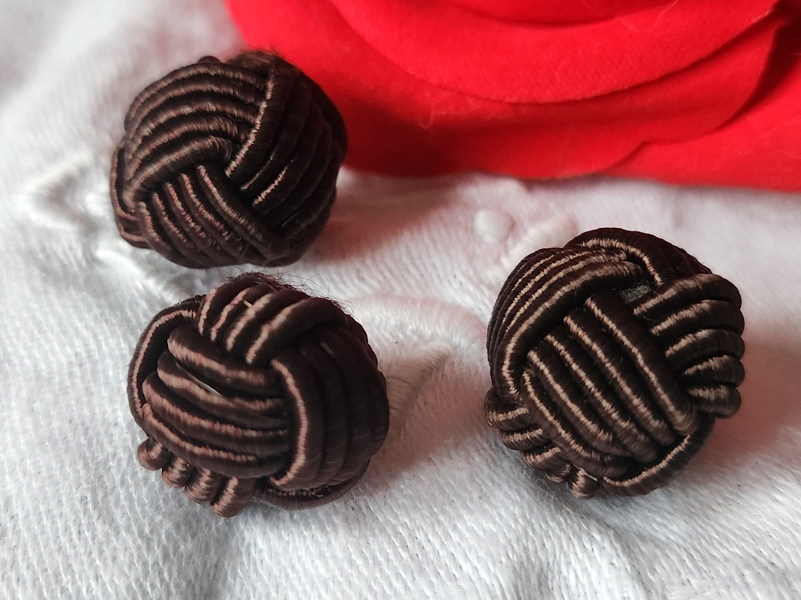 Trio  boutons anciens  en passementerie boule marron  1,6 à 1,9 cm D17G