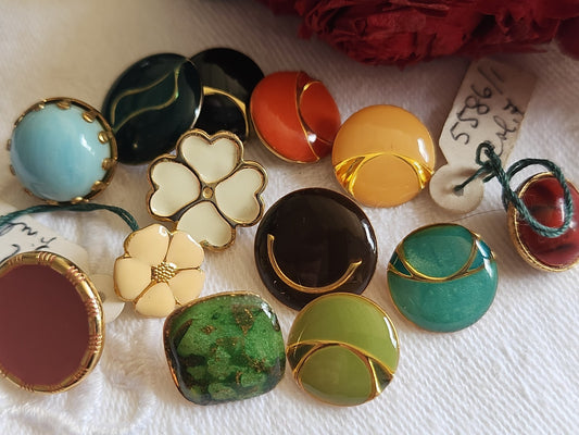 Lot 13 boutons vintage en métal  panaché 1,1 à 1,5 cm ref 1404