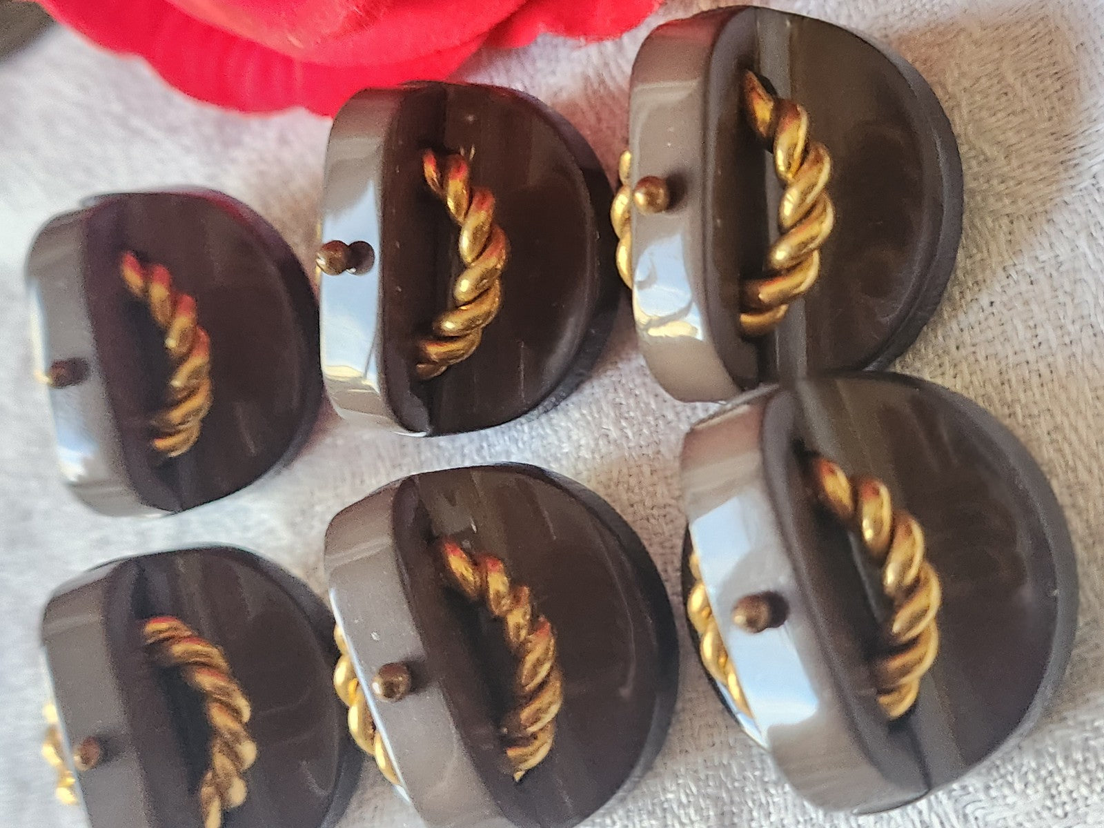Lot 6 boutons anciens marron fort relief chaine pied métal 2,6 cm ref 5556