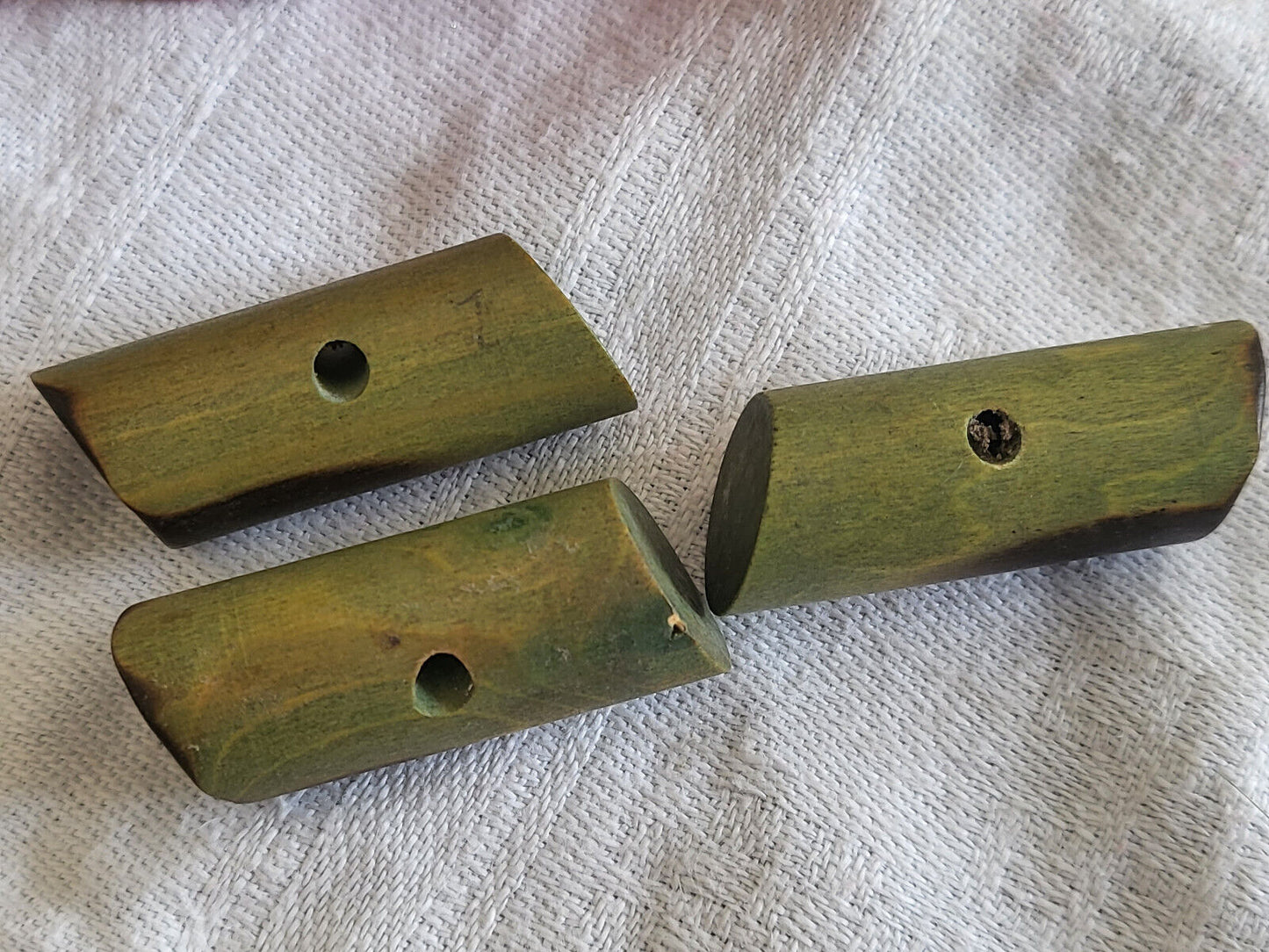 Trio boutons anciens en bois vert buche 3 cm sur 1,2 cm ref 1739