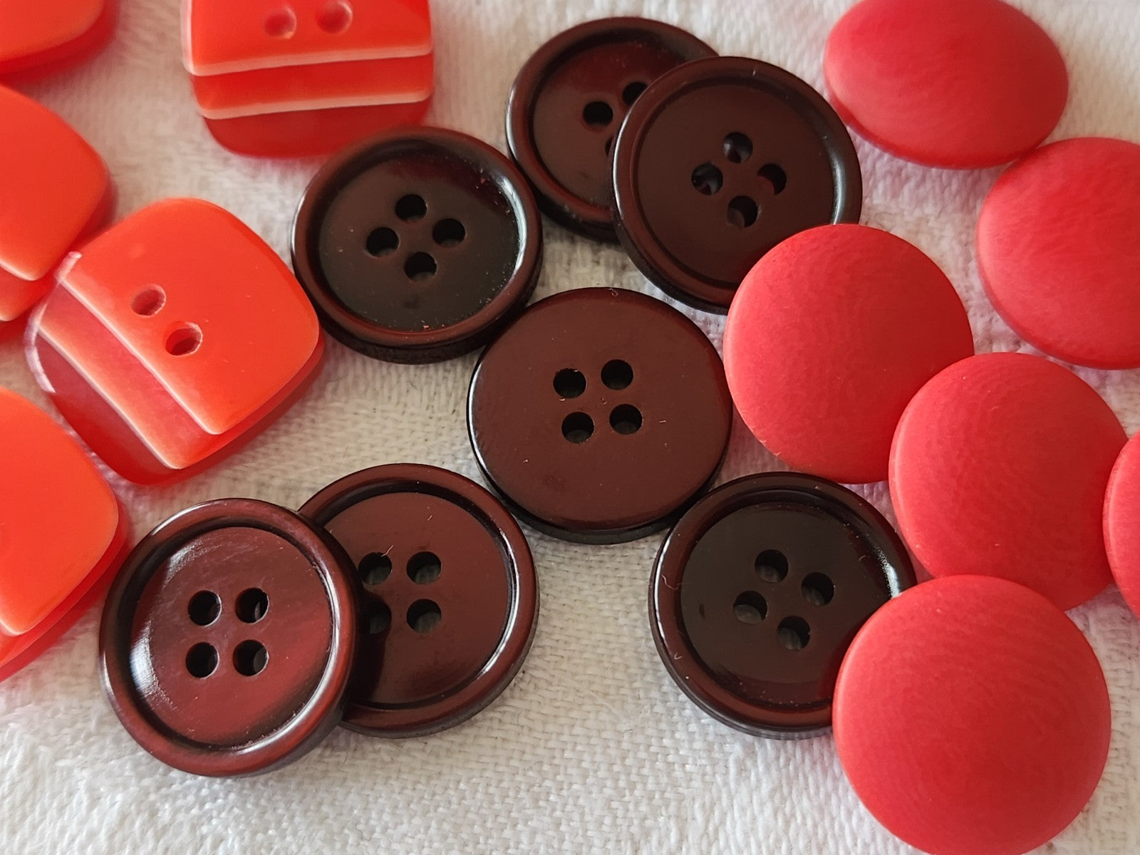 Lot 19 boutons vintage rouge trois series trous 1,5 cm ref 5959