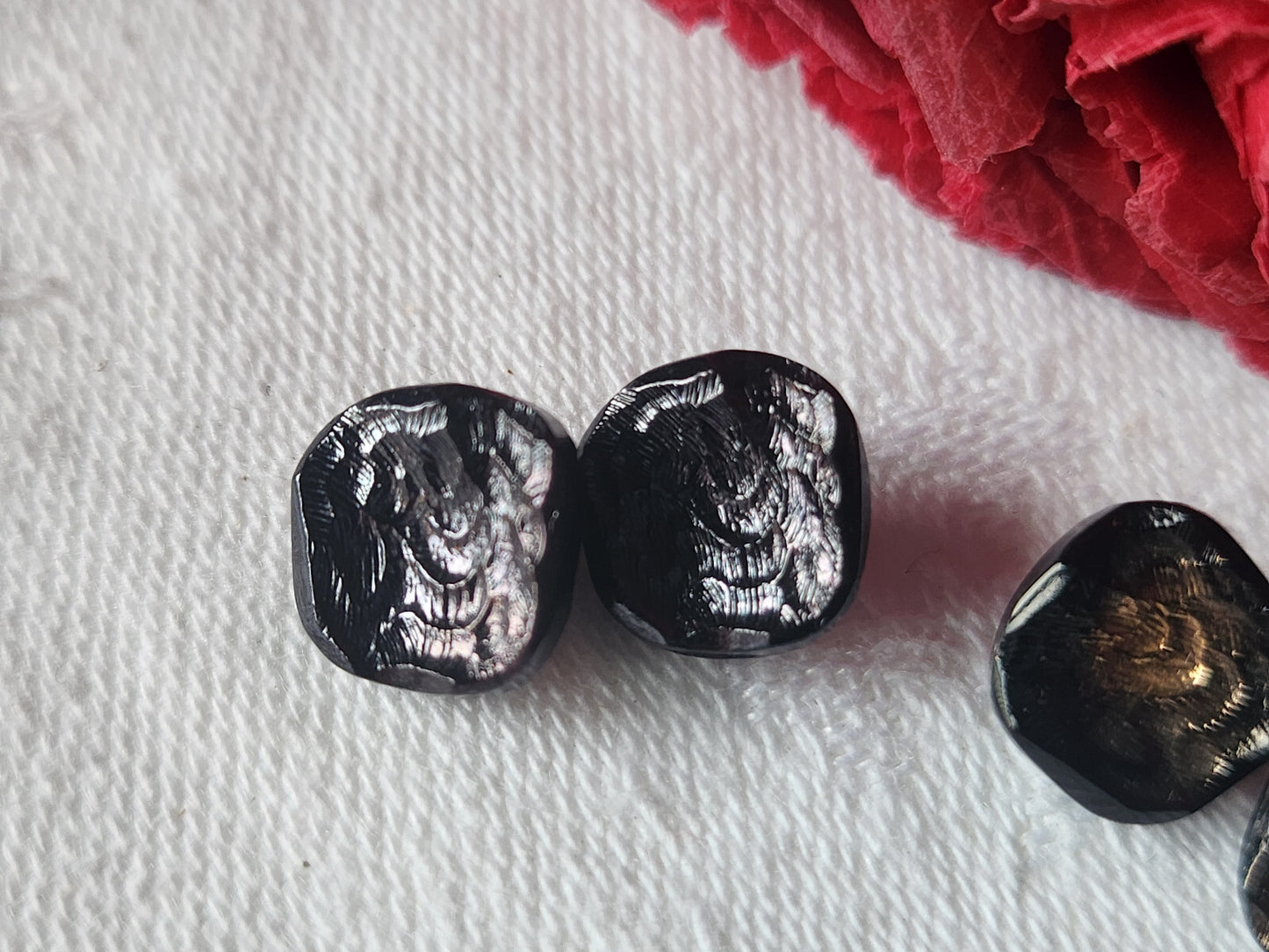 Lot 4 mini  boutons anciens en verre 0,9 cm sur 1 cm G12E