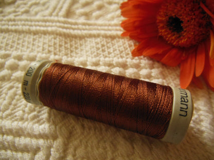 Bobine fil  à broder Gutermann 200 m marron  col 2100 couture