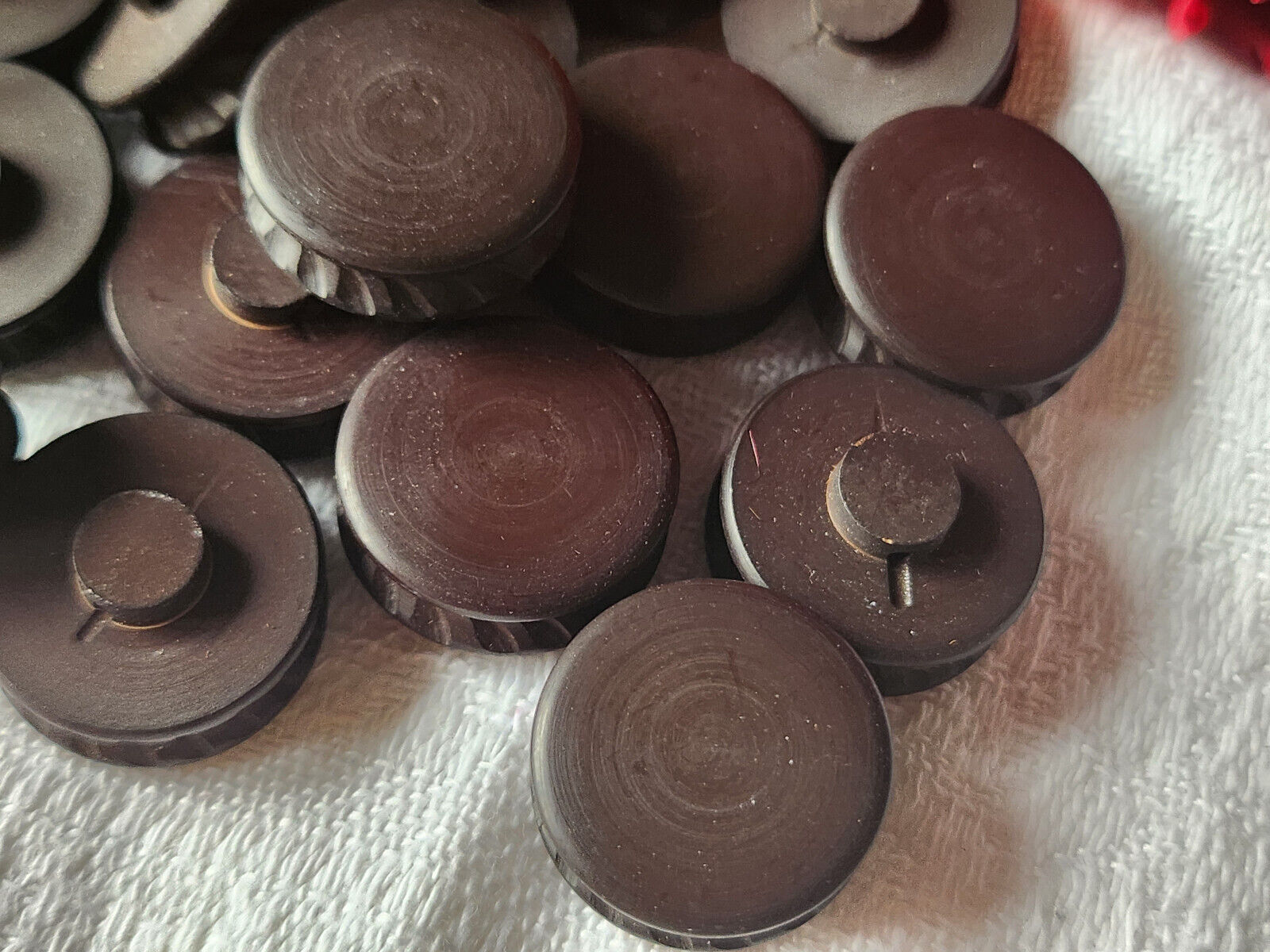 Lot 14 boutons vintage marron foncé mat haut travaillé pied 1,7 cm ref 1110