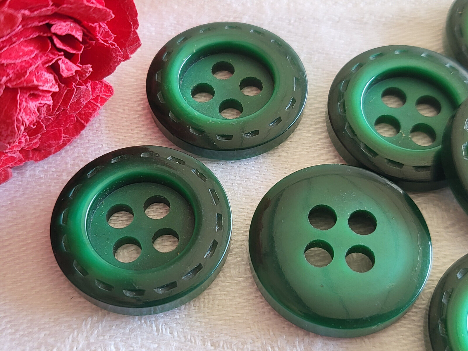 Lot 7 boutons vintage vert sapin pourtour strié diamètre 2,1 cm ref 675