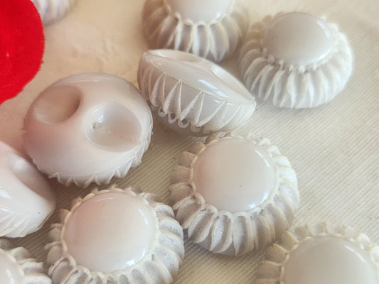 Lot 6 superbes boutons vintage à pied blanc bord texturé 2,1 cm 21 mm ref 6256