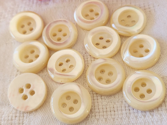 Lot  12 boutons anciens en nacre blanc épais bord 1,7 cm lourd ref  6079