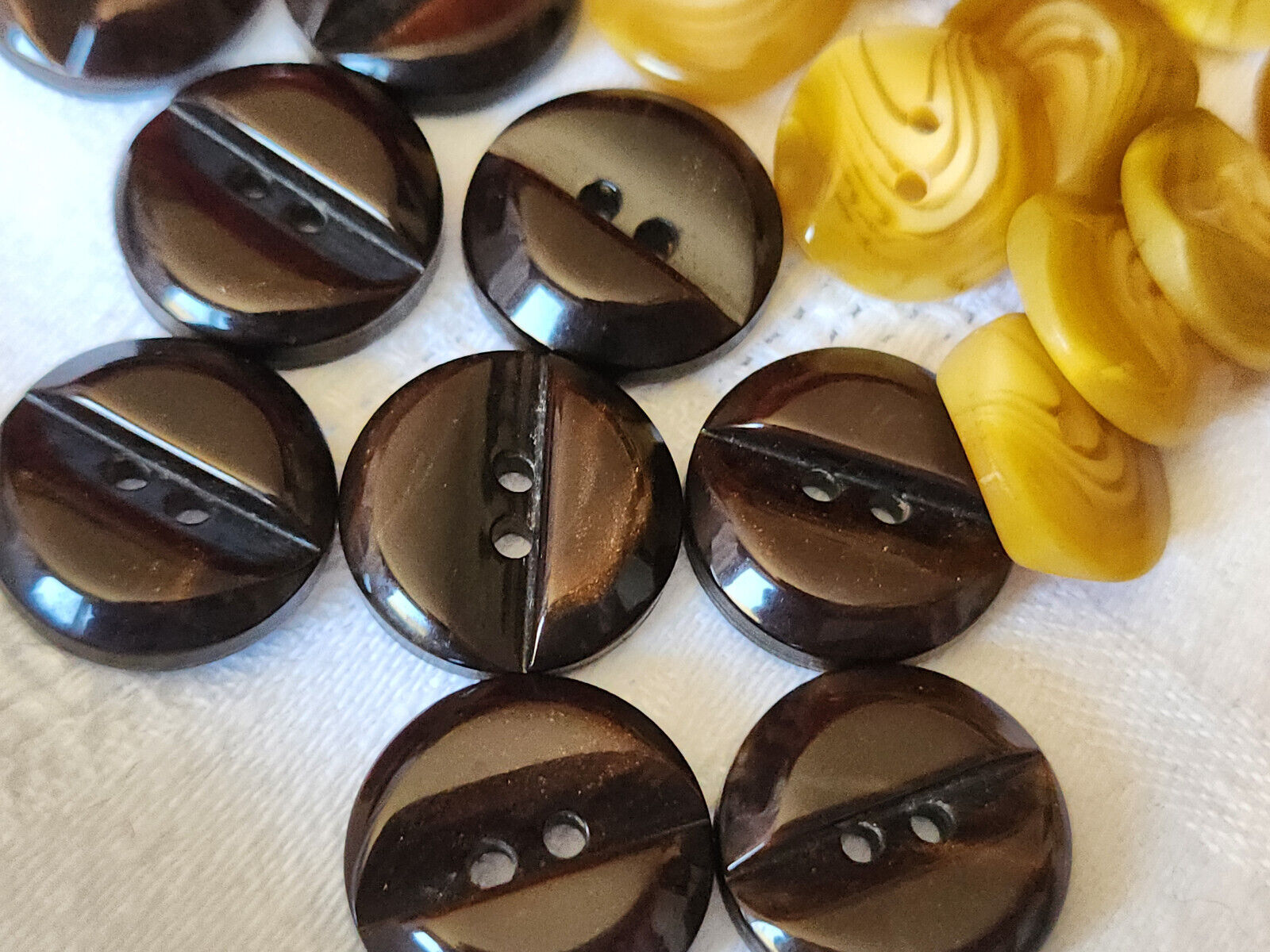 Lot 22 boutons vintage  marron 2 series 1,5 et 1,7 cm ref 5292