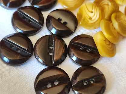 Lot 22 boutons vintage  marron 2 series 1,5 et 1,7 cm ref 5292
