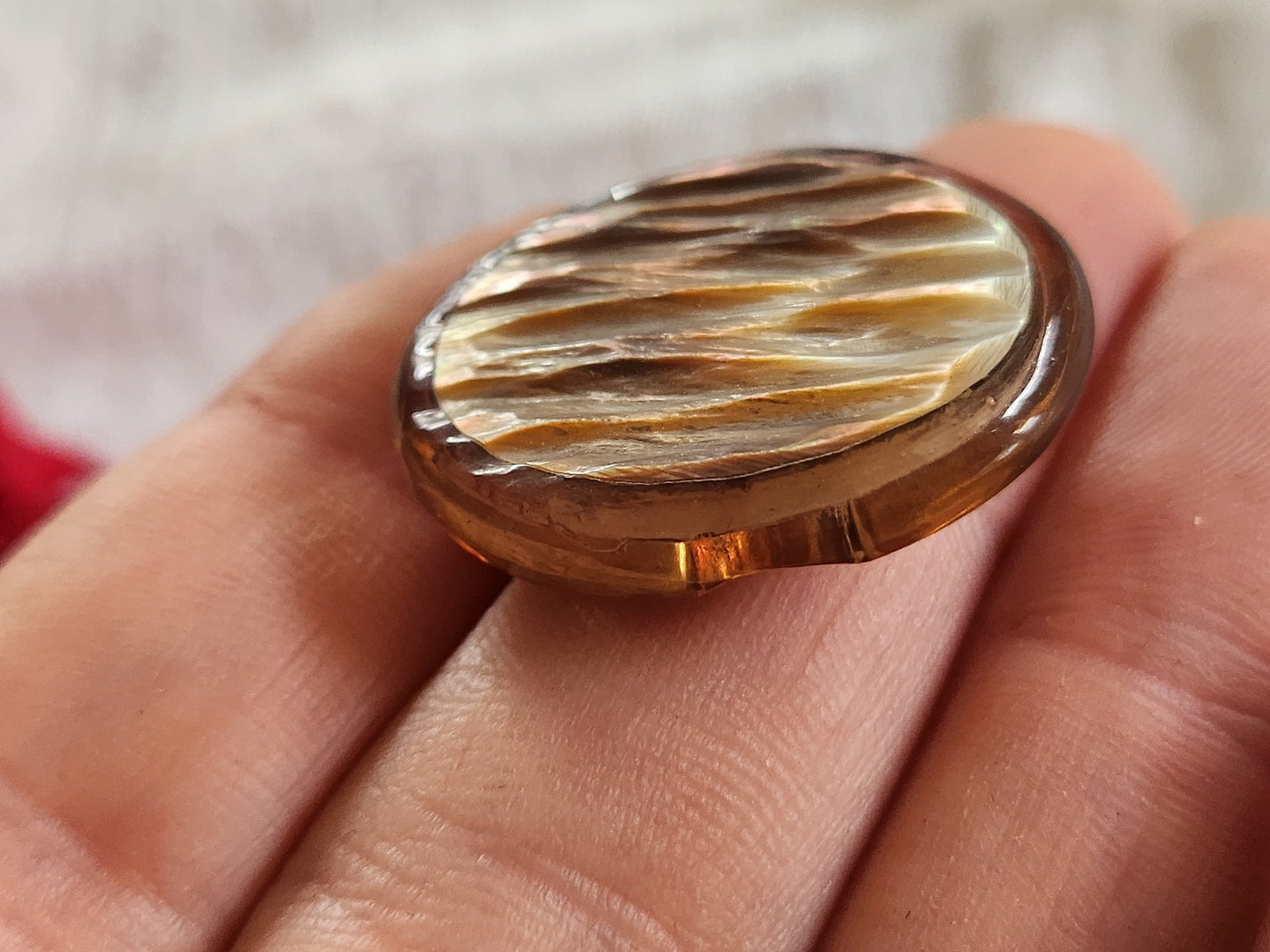 Original bouton vintage ovale cabochon en nacre oeil 2,4 sur 2,8 cm G8B
