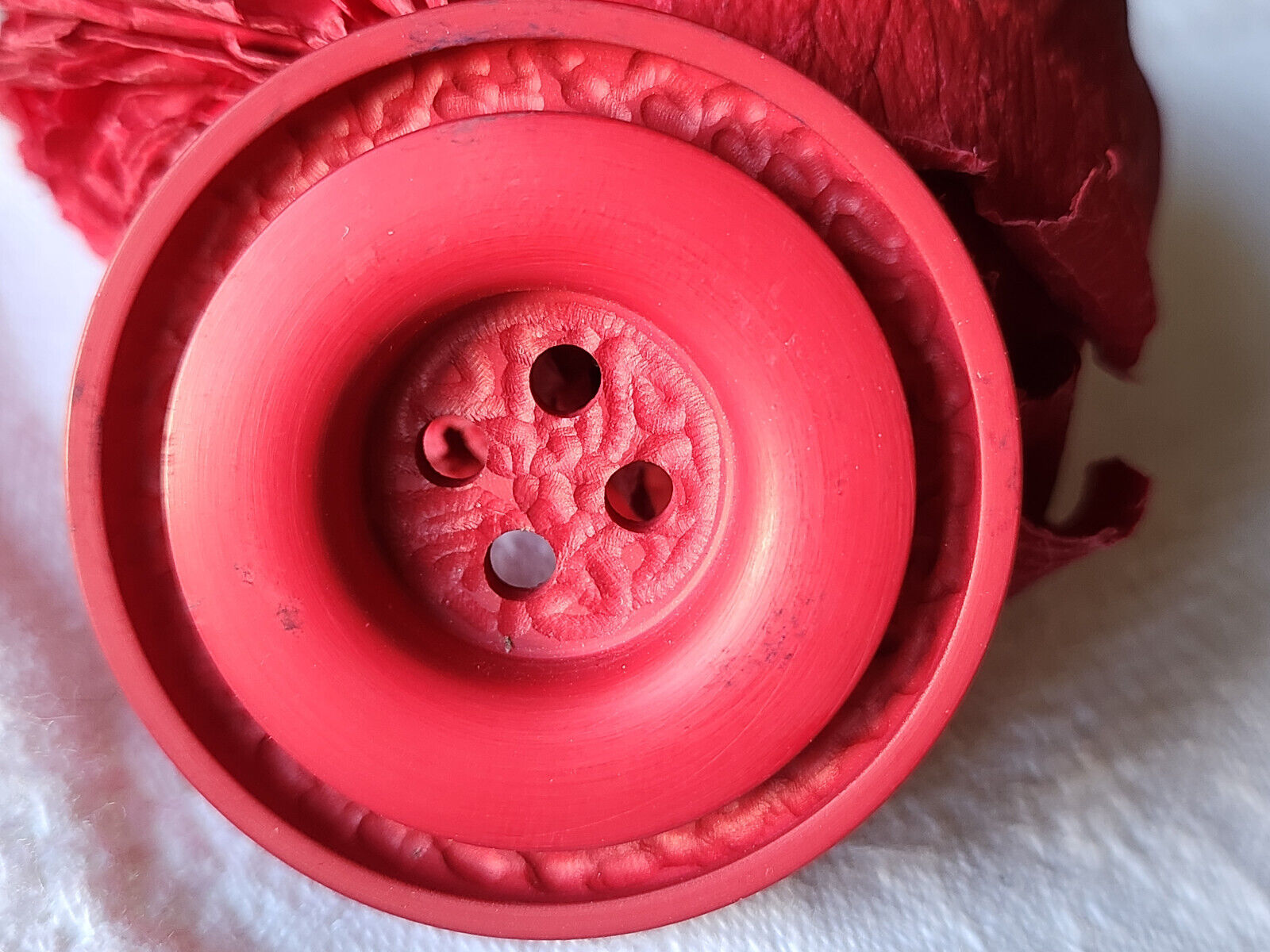 Gros bouton vintage rouge mat travaillé épais trou 4,3 cm / 43 mm XXL ref 5800